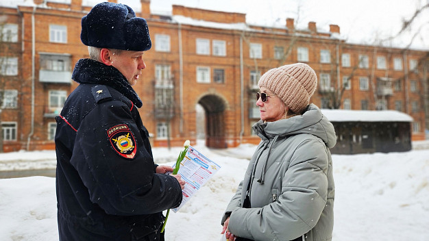 В Иванове участковые поздравляют женщин с 8 марта